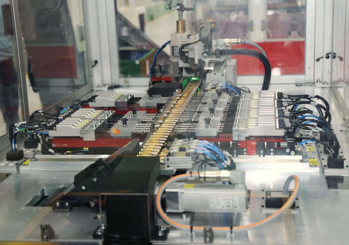 अदानी रक्षा और एयरोस्पेस के सीईओ आशीष राजवंशी का कहना है कि कंपनी में छोटे कॉलिब्रे गोला बारूद के 300 मिलियन राउंड का उत्पादन करने की क्षमता है अदानी रक्षा और एयरोस्पेस के सीईओ आशीष राजवंशी का कहना है कि कंपनी में छोटे कॉलिब्रे गोला बारूद के 300 मिलियन राउंड का उत्पादन करने की क्षमता है