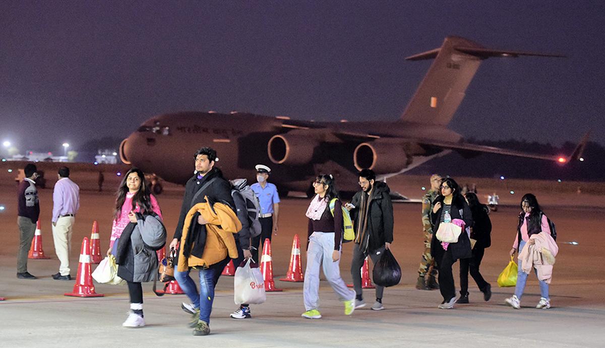 भारतीय नागरिकों की एक फाइल तस्वीर जो दिल्ली के पास हिंदान एयरबेस में पहुंचने वाले युद्ध-हिट यूक्रेन से निकाली गई थी। भारतीय नागरिकों की एक फाइल तस्वीर जो दिल्ली के पास हिंदान एयरबेस में पहुंचने वाले युद्ध-हिट यूक्रेन से निकाली गई थी।