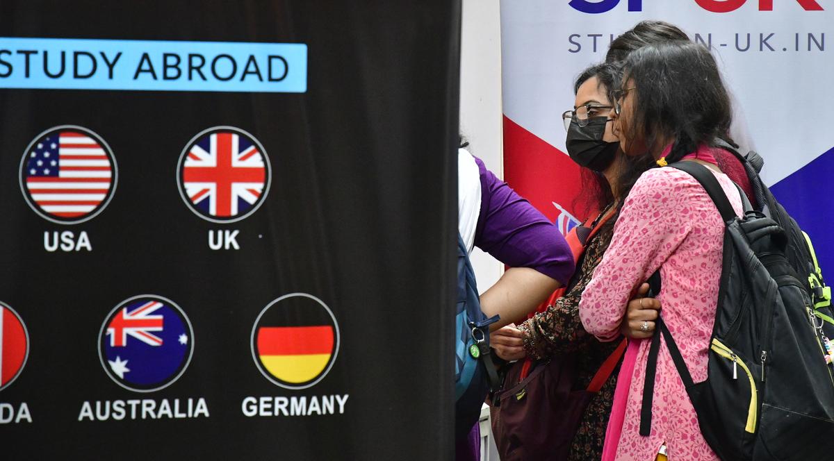 बेंगलुरु में एक अंतर्राष्ट्रीय शिक्षा मेले में आगंतुकों की एक फ़ाइल तस्वीर। बेंगलुरु में एक अंतर्राष्ट्रीय शिक्षा मेले में आगंतुकों की एक फ़ाइल तस्वीर।