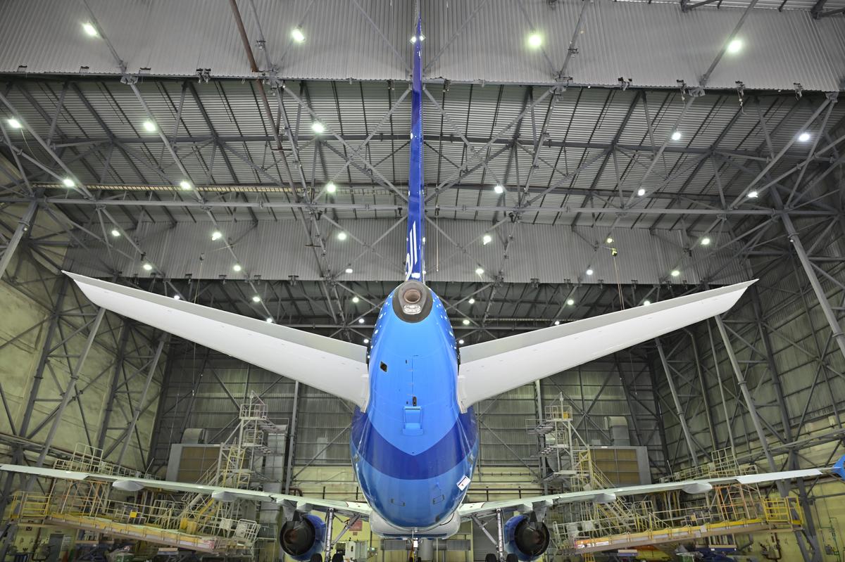 जज़ीरा एयरवेज एयरबस A320-200 विमान हैदराबाद के राजीव गांधी अंतर्राष्ट्रीय Aiport में GMR रखरखाव, मरम्मत और ओवरहाल (MRO) सुविधा में नौ हैंगर में से एक में बैठता है।