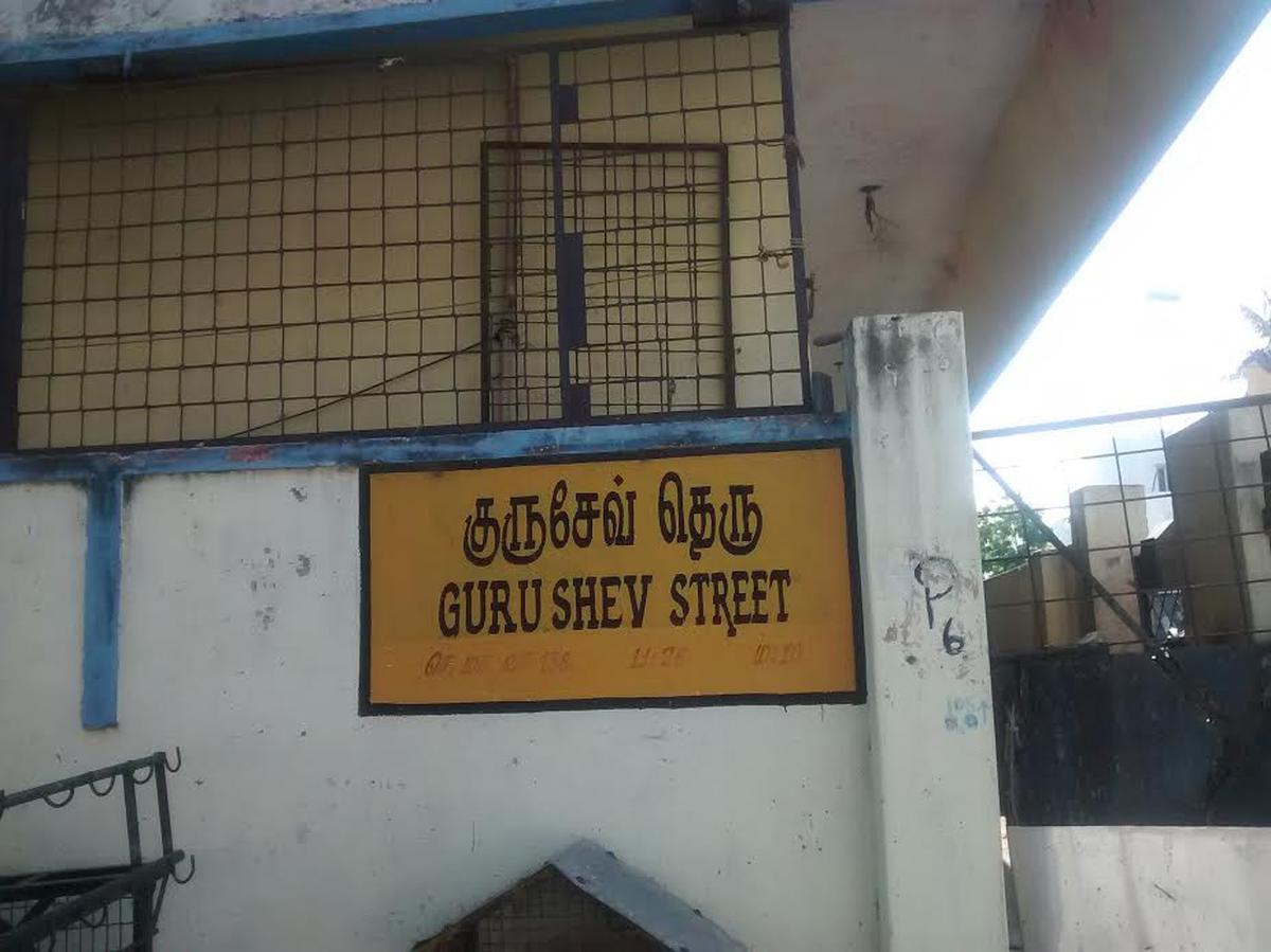 चेन्नई में सोवियत नेता निकिता क्रुशेव के नाम पर सड़क का नाम, जिसका अब इसका नाम गुरुशेव को भ्रष्ट कर दिया गया है। चेन्नई में सोवियत नेता निकिता क्रुशेव के नाम पर सड़क का नाम, जिसका अब इसका नाम गुरुशेव को भ्रष्ट कर दिया गया है।