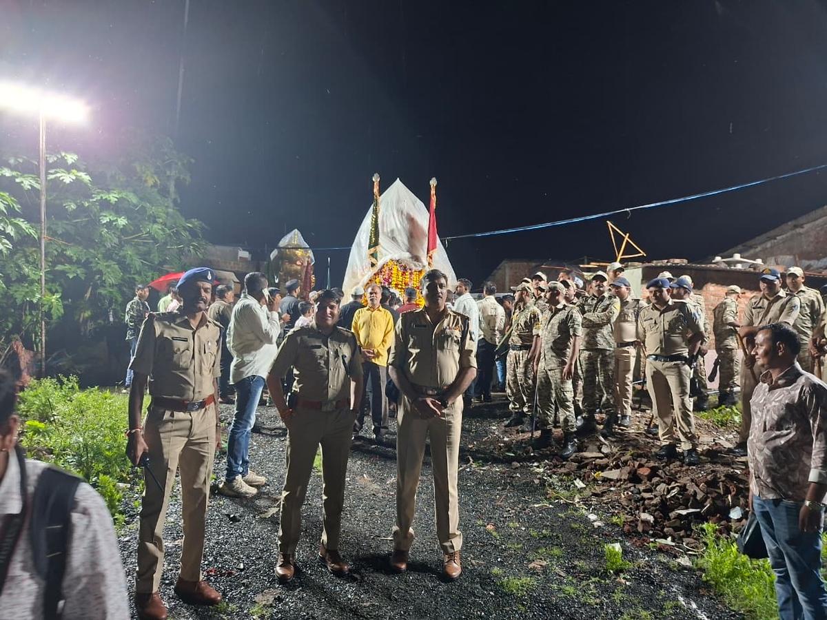 मध्य प्रदेश सरकार के लोक निर्माण विभाग (PWD) ने धार अविश्वास में स्थानीय मुस्लिम समुदाय से एक विवादित इमाम्बारा का पद संभाला है। मध्य प्रदेश सरकार के लोक निर्माण विभाग (PWD) ने धार अविश्वास में स्थानीय मुस्लिम समुदाय से एक विवादित इमाम्बारा का पद संभाला है।