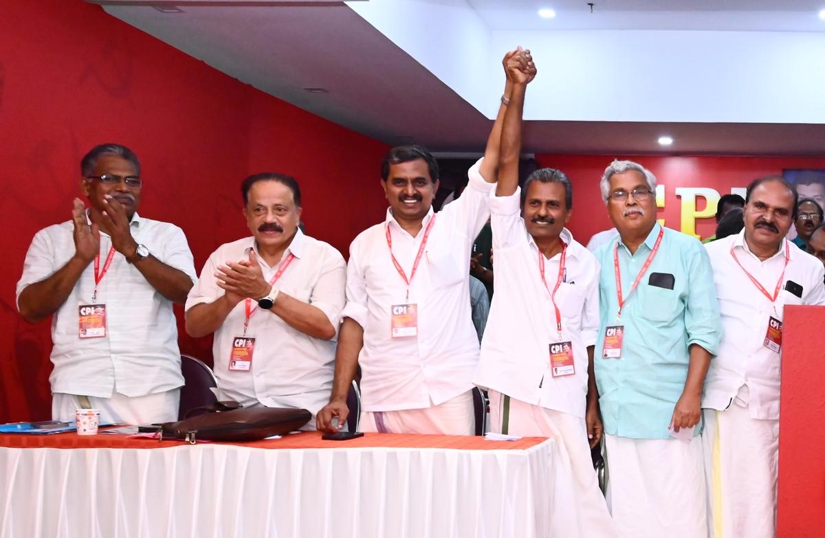 वीके संतोष कुमार, नव निर्वाचित कोट्टायम डिस्ट्रिक्ट सीक्रेट ऑफ द कम्युनिस्ट पार्टी ऑफ इंडिया, ने रविवार को वैकॉम के साथ पार्टी कर्मचारियों को बधाई दी। 