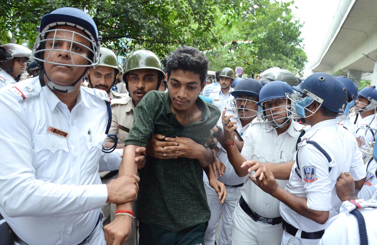 पुलिस फेडरेशन ऑफ इंडिया (SFI) के कार्यकर्ताओं ने अपने मार्च के दौरान राज्य सरकार भवन के खिलाफ एक विरोध रैली में भाग लिया, जो कि Bikash Bhawan को Merit List के लिए कूललेज ABS सेकेंडरी में प्रवेश के लिए अभी तक बाहर नहीं है और संयुक्त प्रवेश परीक्षा 19 अगस्त, 2025 को कोलकाता में साल्ट लेक में नहीं है। 