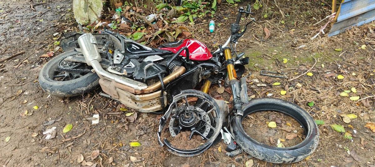 दो मेडिकल छात्र दुर्घटना के समय सवारी कर रहे थे।