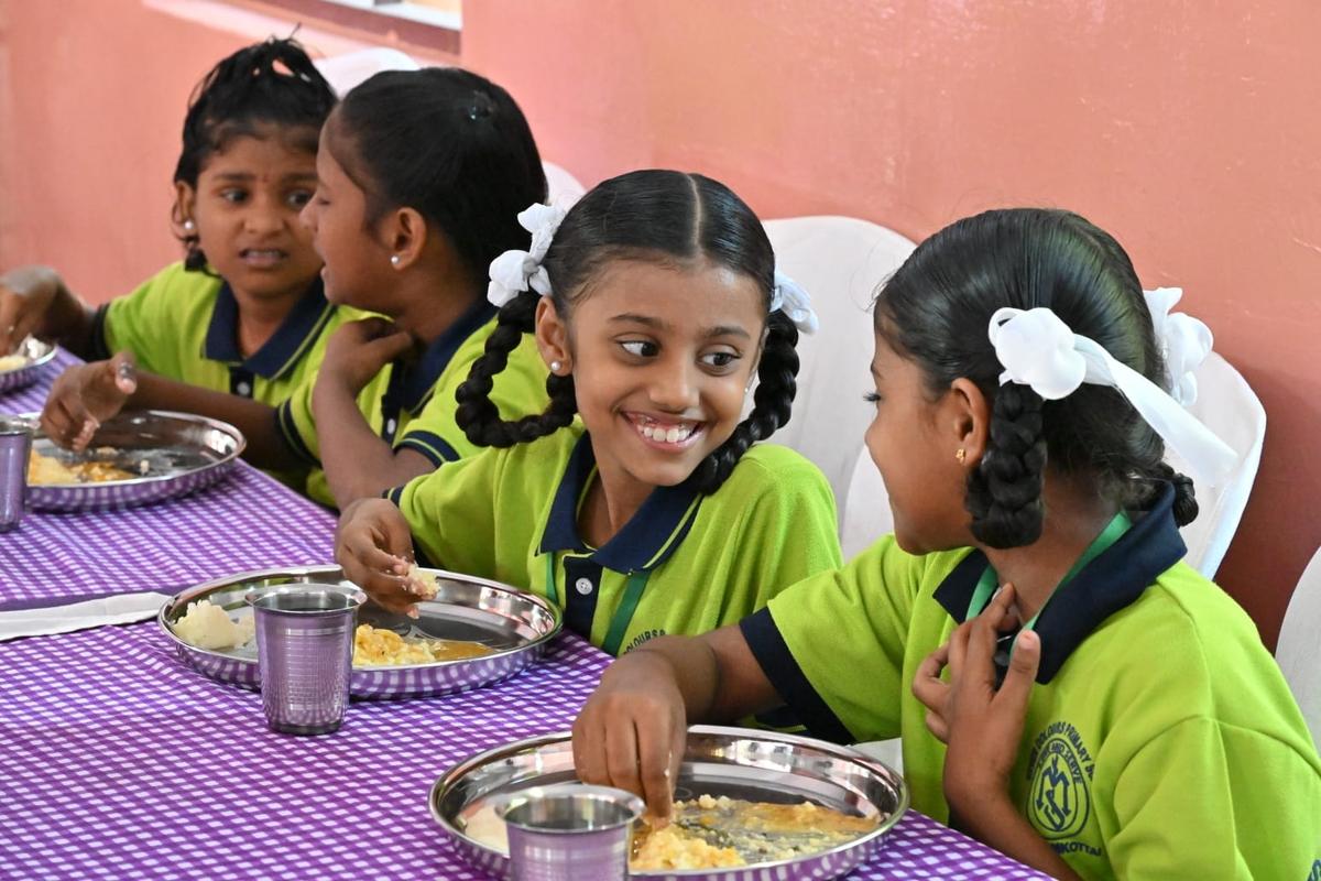 26 अगस्त, 2025 को तिरुनेलवेली में शहरी क्षेत्रों में राज्य वरीयता प्राप्त प्राथमिक स्कूलों में मुख्यमंत्री की नाश्ते की योजना के विस्तार के दौरान स्कूली बच्चे नाश्ते का स्वाद चखते हैं। 26 अगस्त, 2025 को तिरुनेलवेली में शहरी क्षेत्रों में राज्य वरीयता प्राप्त प्राथमिक स्कूलों में मुख्यमंत्री की नाश्ते की योजना के विस्तार के दौरान स्कूली बच्चे नाश्ते का स्वाद चखते हैं।