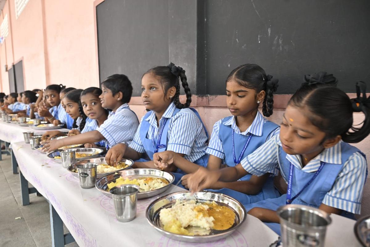 26 अगस्त, 2025 को वेल्लोर में सेंट सेंटमेर्स प्राइमरी स्कूल में शहरी क्षेत्रों में राज्य-सहायता प्राप्त प्राथमिक स्कूलों में मुख्यमंत्री की नाश्ते की योजना के विस्तार के दौरान नाश्ता करने के लिए छात्र। 26 अगस्त, 2025 को वेल्लोर में सेंट सेंटमेर्स प्राइमरी स्कूल में शहरी क्षेत्रों में राज्य-सहायता प्राप्त प्राथमिक स्कूलों में मुख्यमंत्री की नाश्ते की योजना के विस्तार के दौरान नाश्ता करने के लिए छात्र।