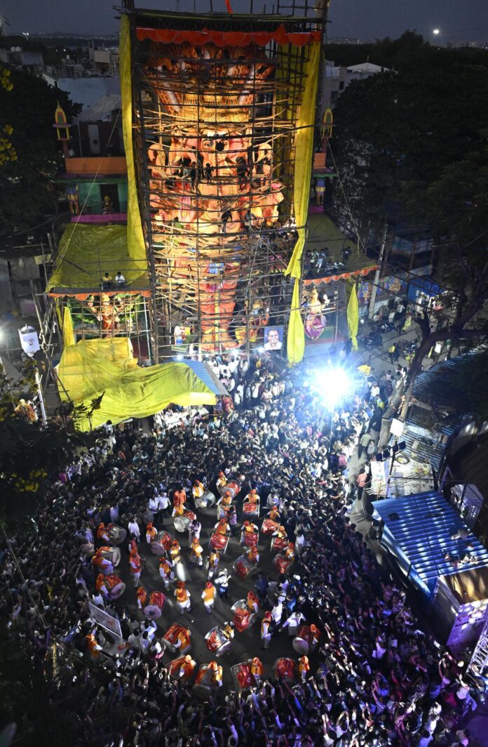 सोमवार को हैदराबाद में खैराताबाद गणेश पंडाल के पास ड्रमर्स के रूप में भक्त बड़ी संख्या में इकट्ठा होते हैं।