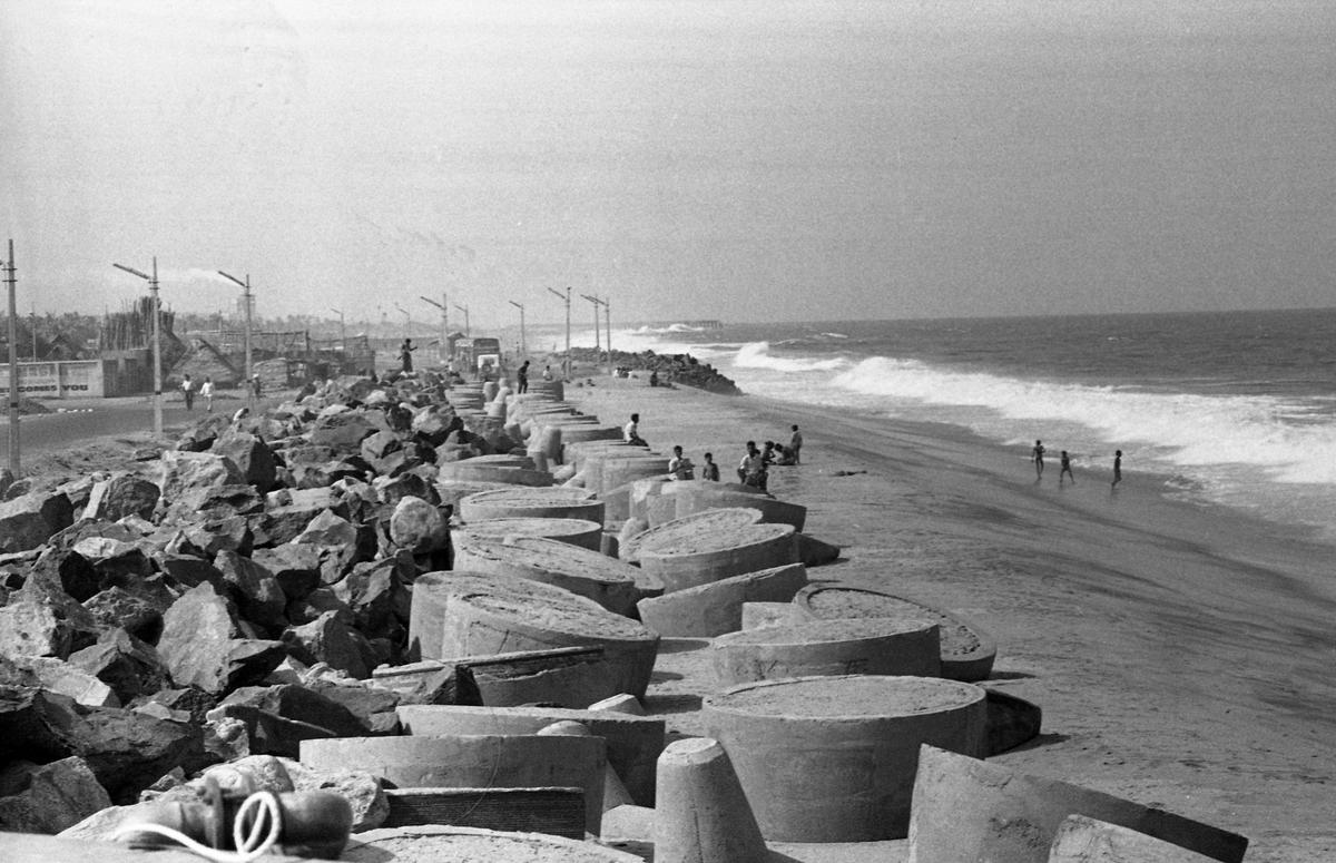 कवि सुंदर के अनुसार, तिरुवोट्रियुर एक बंदरगाह है जिसमें विभिन्न प्रकार के जहाज हैं। एक अन्य कविता में, वह यहां शंख, गोले, मोती और हीरे के व्यापार का वर्णन करता है।