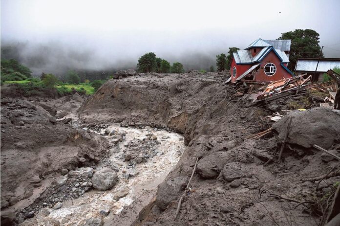 जम्मू और कश्मीर और हिमाचल प्रदेश में बारिश के रोष पर फ्रेम में: कीचड़, चट्टान और पानी

