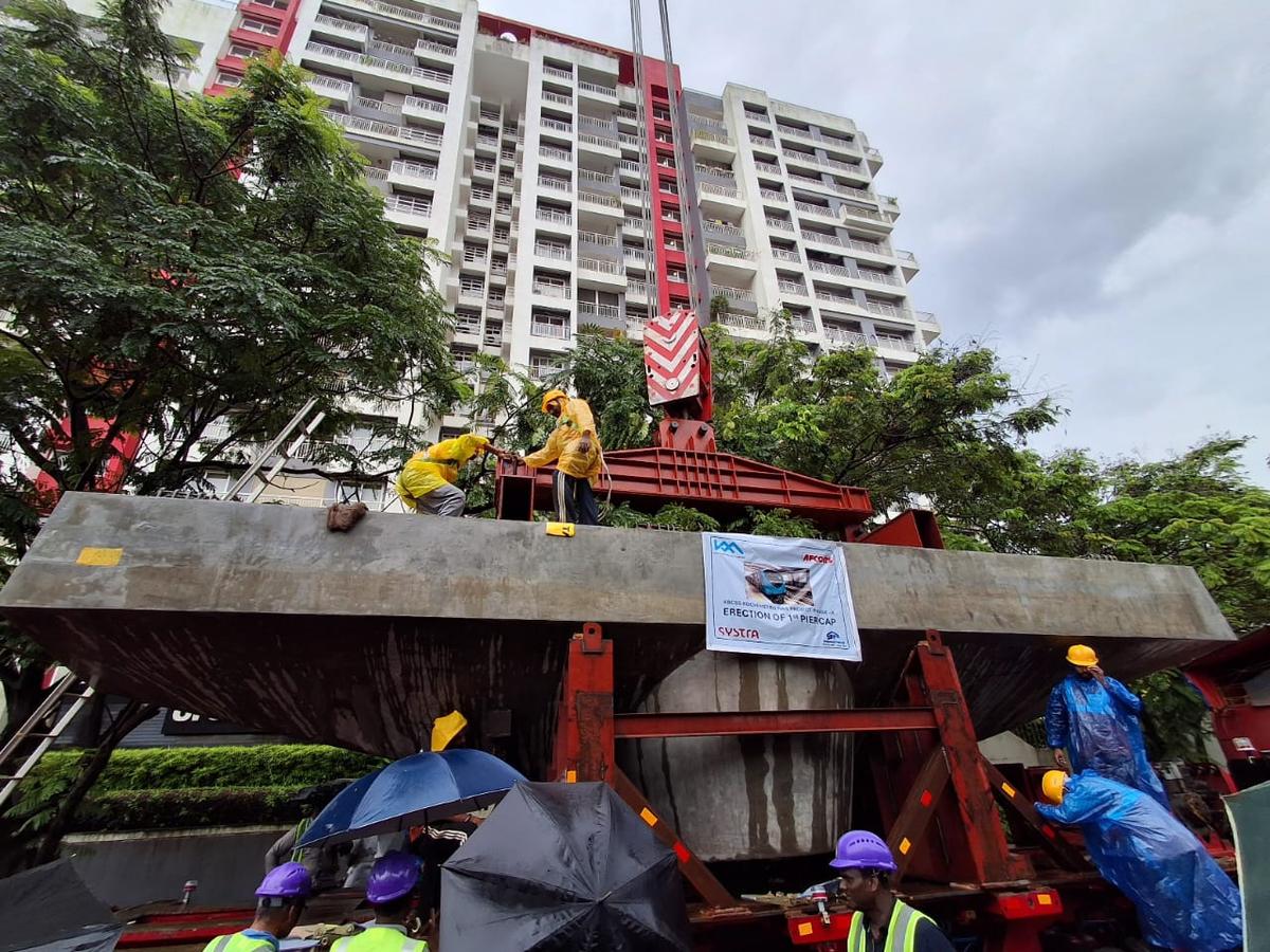 कोच्चि मेट्रो के काक्कनद एक्सटेंशन के लिए पहली घाट टोपी को इन्फोपार्क के पास पिलर नंबर 281 के ऊपर रखा जा रहा है।