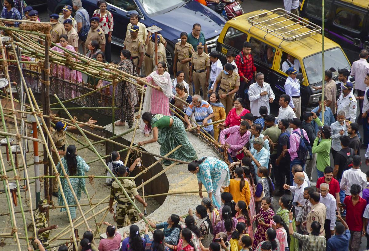 प्रदर्शनकारियों ने 6 अगस्त, 2025 को कबूतर खिलाने पर अंकुश लगाने के लिए, मुंबई के दादर के एक काबुटारखाना में बीएमसी द्वारा रखे गए तारपालिन कवर को फाड़ने की कोशिश की। प्रदर्शनकारियों ने 6 अगस्त, 2025 को कबूतर खिलाने पर अंकुश लगाने के लिए, मुंबई के दादर के एक काबुटारखाना में बीएमसी द्वारा रखे गए तारपालिन कवर को फाड़ने की कोशिश की।