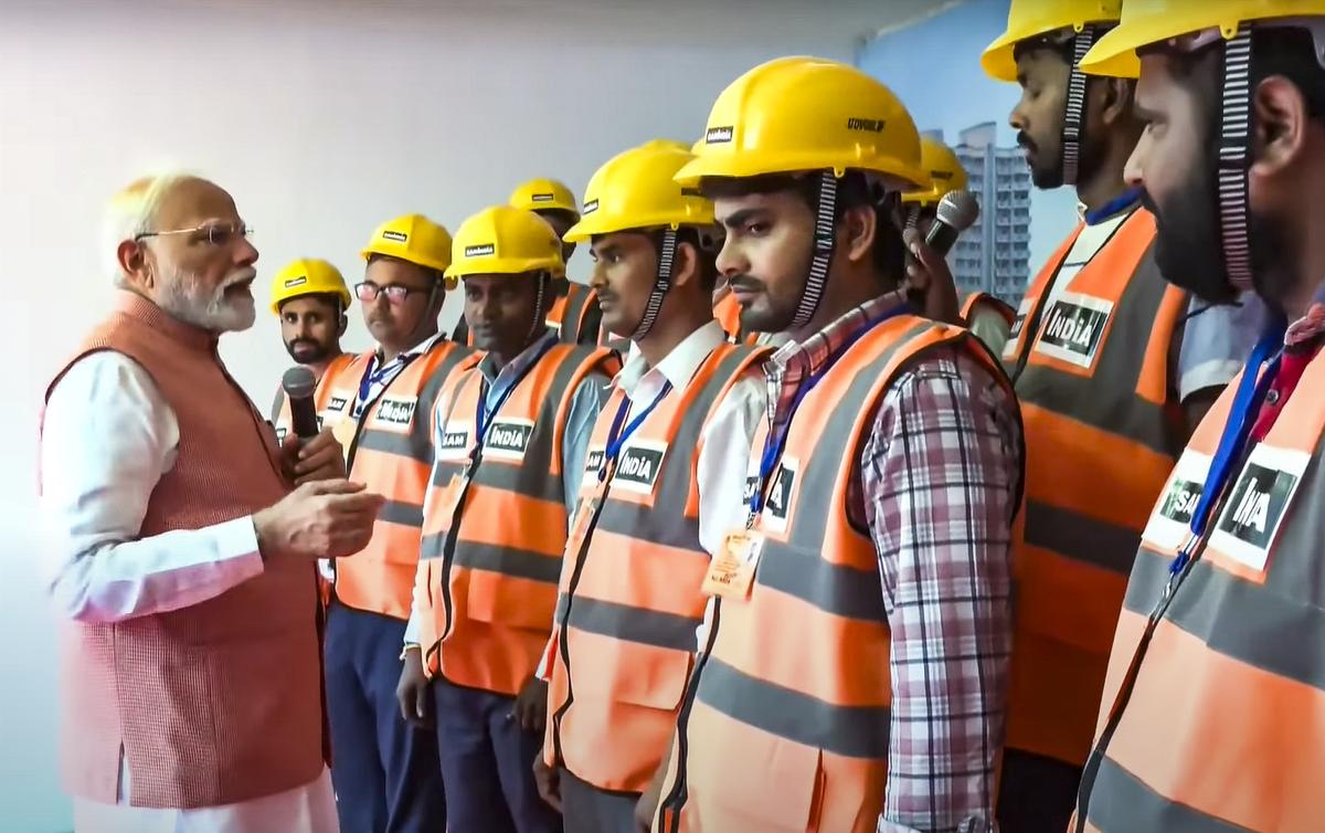 प्रधानमंत्री नरेंद्र मोदी नई दिल्ली में सांसदों के लिए नए निर्मित फ्लैटों के उद्घाटन के दौरान श्रमिकों से बात करते हैं। फोटो: @narendramodi/yt के माध्यम से PTI 