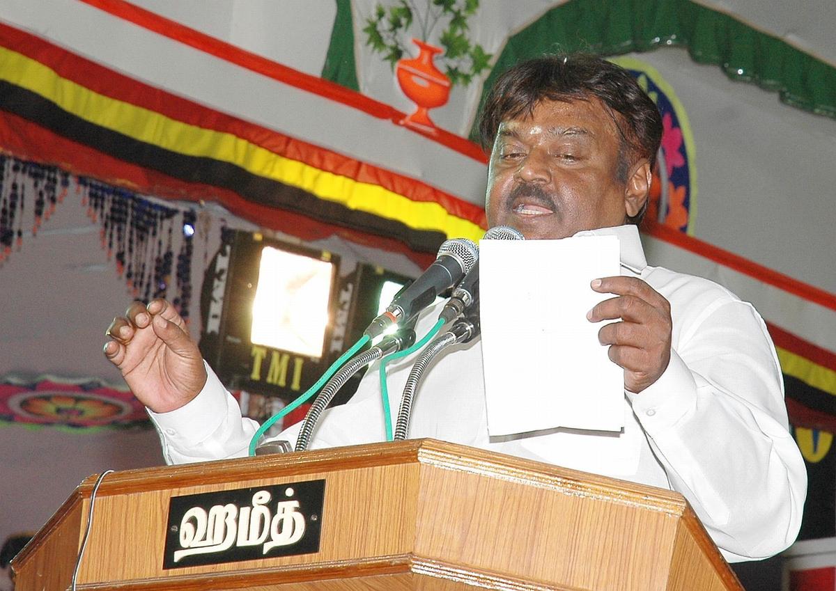 14 सितंबर, 2005 को मदुरै में पार्टी के पहले राज्य सम्मेलन में अपनी राजनीतिक पार्टी, 'देसिया मुरपोकु द्रविद कज़गाम' के नाम की घोषणा करते हुए अभिनेता विजयकंत ने।