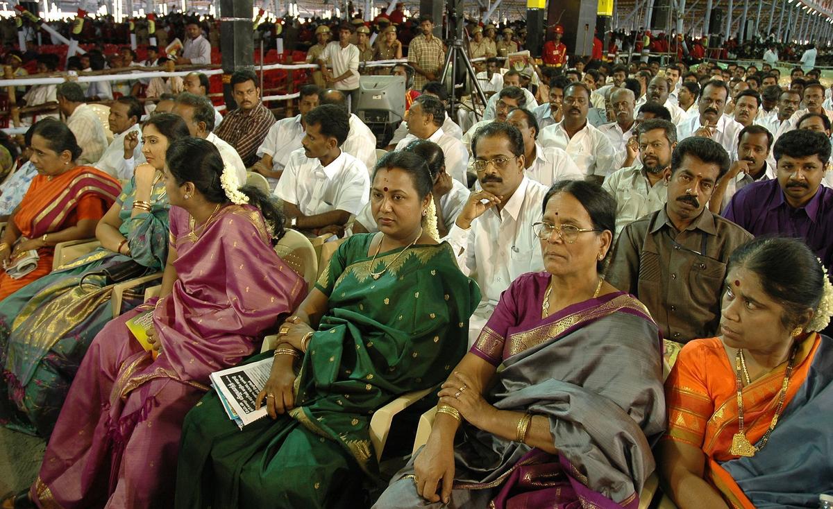 प्रेमलाथा (तब प्रेमलाथा के रूप में वर्तनी), विजयकंत की पत्नी, (दाएं से तीसरा) 14, 14, 2005 को मदुरै में देसिया मुरपोकु द्रविद कज़गाम के पहले राज्य-समूह सम्मेलन में