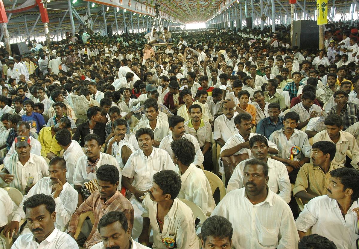 14, 2005, 2005 को मदुरै में पृथक्करण पर मदुरै में तमिल अभिनेता विजयकांत द्वारा पार्टी के लॉन्च के दौरान, देसिया मुरपोकु द्रविद कज़गाम के पहले राज्य-समूह सम्मेलन में भीड़ का एक खंड, 14, 2005, 2005 को मदुरै में अलगाव पर