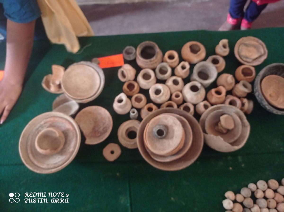 टेराकोटा बर्तन कोलीपका श्रीनिवास द्वारा अनियंत्रित।