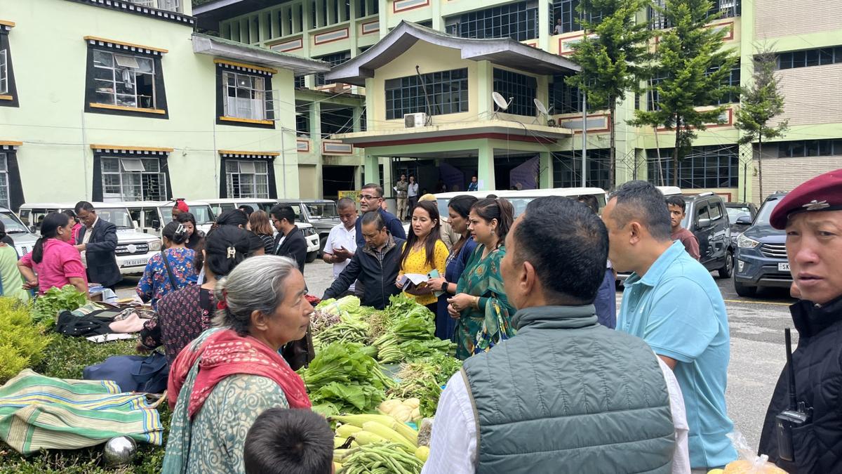 प्रार्थना, अर्थ प्रयास, एक साधारण विचार से पैदा हुआ था: क्या होगा यदि शासन के स्थान जो आम तौर पर कार्य दिवसों पर उच्च फुटफॉल रिकॉर्ड करते हैं, वे नियोक्ता के लिए प्लेटफार्मों के रूप में भी काम कर सकते हैं?