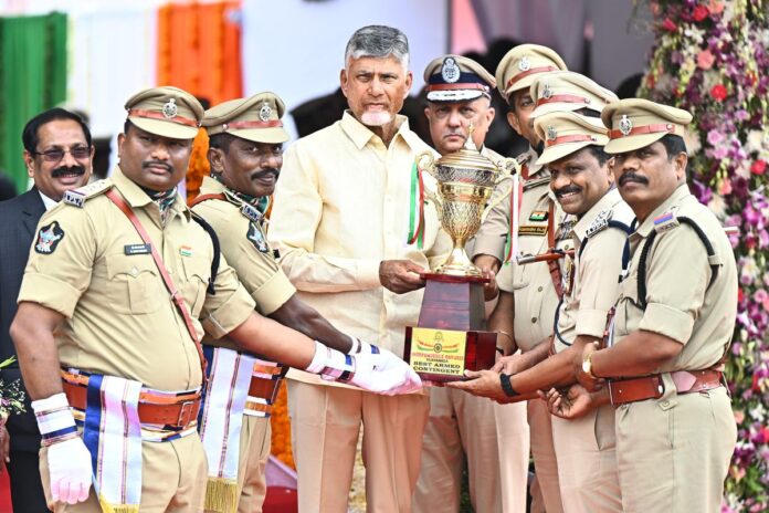 मुख्यमंत्री नारा चंद्रा बाबू नायडू ने एपीएसपी 16 वीं बटालियन विशाखापत्तनम प्रतियोगियों को पुरस्कार प्रस्तुत किए। 