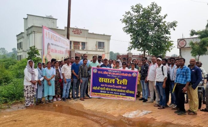 Gariaband में एक भाजपा जिला कार्यालय के बाहर प्रदर्शनकारी। कई स्वास्थ्य कार्यकर्ताओं ने कहा कि बीजेपी, जिसने 2023 में राज्य में सरकार का गठन किया था, ने इकट्ठा चुनाव अभियान के दौरान अपनी नौकरी को नियमित करने का वादा किया था।  