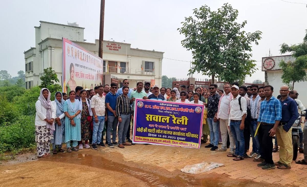 Gariaband में एक भाजपा जिला कार्यालय के बाहर प्रदर्शनकारी। कई स्वास्थ्य कार्यकर्ताओं ने कहा कि बीजेपी, जिसने 2023 में राज्य में सरकार का गठन किया था, ने इकट्ठा चुनाव अभियान के दौरान अपनी नौकरी को नियमित करने का वादा किया था।  