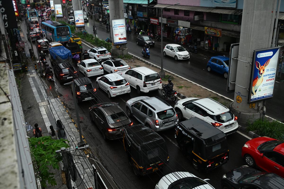 जंक्शन पर यातायात सुधारों के बावजूद एसए रोड पर वाइट्टिला जंक्शन के उत्तर पश्चिमी किनारे पर वाहनों की सर्पेंटाइन कतार। (फ़ाइल)