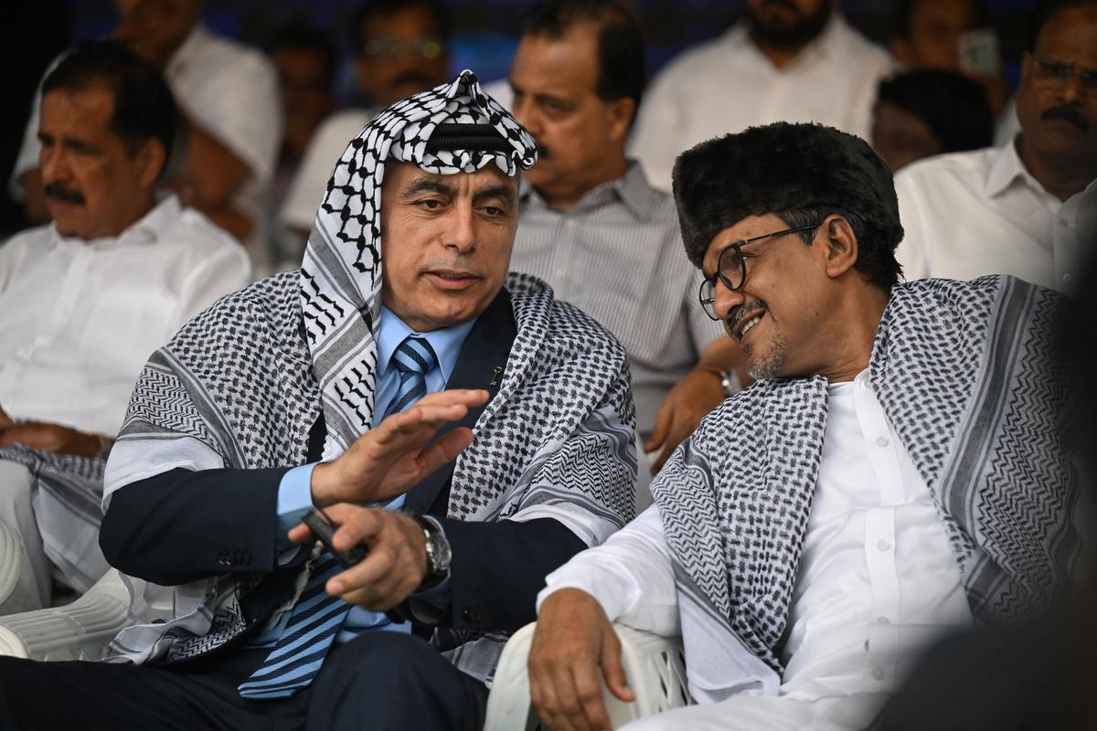 अब्दुल्ला एम। अबू शावेश, भारत में फिलिस्तीन के राजदूत, और सैयद सादिकली शिहाब थंगल, भारतीय संघ मुस्लिम लीग के राज्य अध्यक्ष, कॉन्फ्रेन में। 