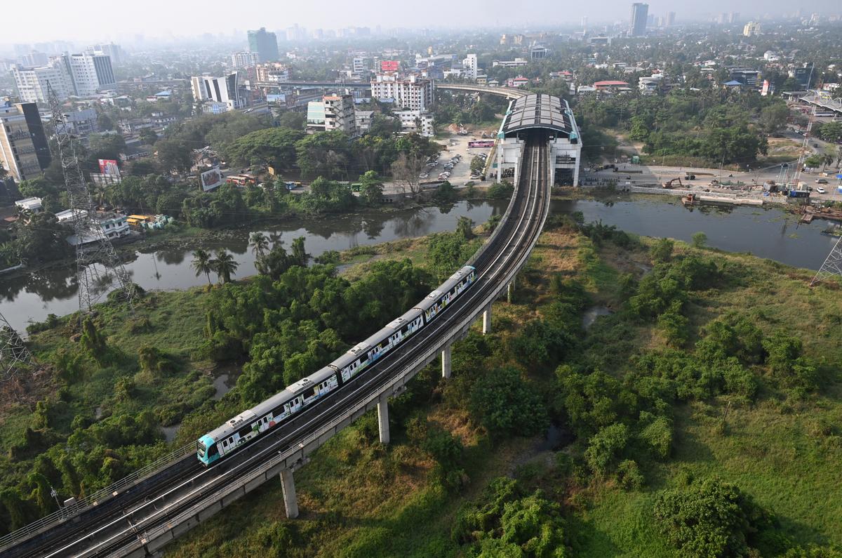 एक कोच्चि मेट्रो ट्रेन Vyttila मोबिलिटी हब (फ़ाइल) में अपना स्टेशन छोड़ देती है