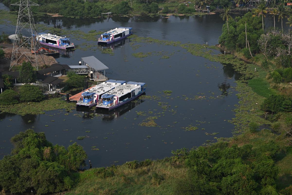 एक कोच्चि वाटर मेट्रो फेरी अपने स्टेशनों से वाइट्टिला मोबाइलिटी हब (फ़ाइल) से निकलता है