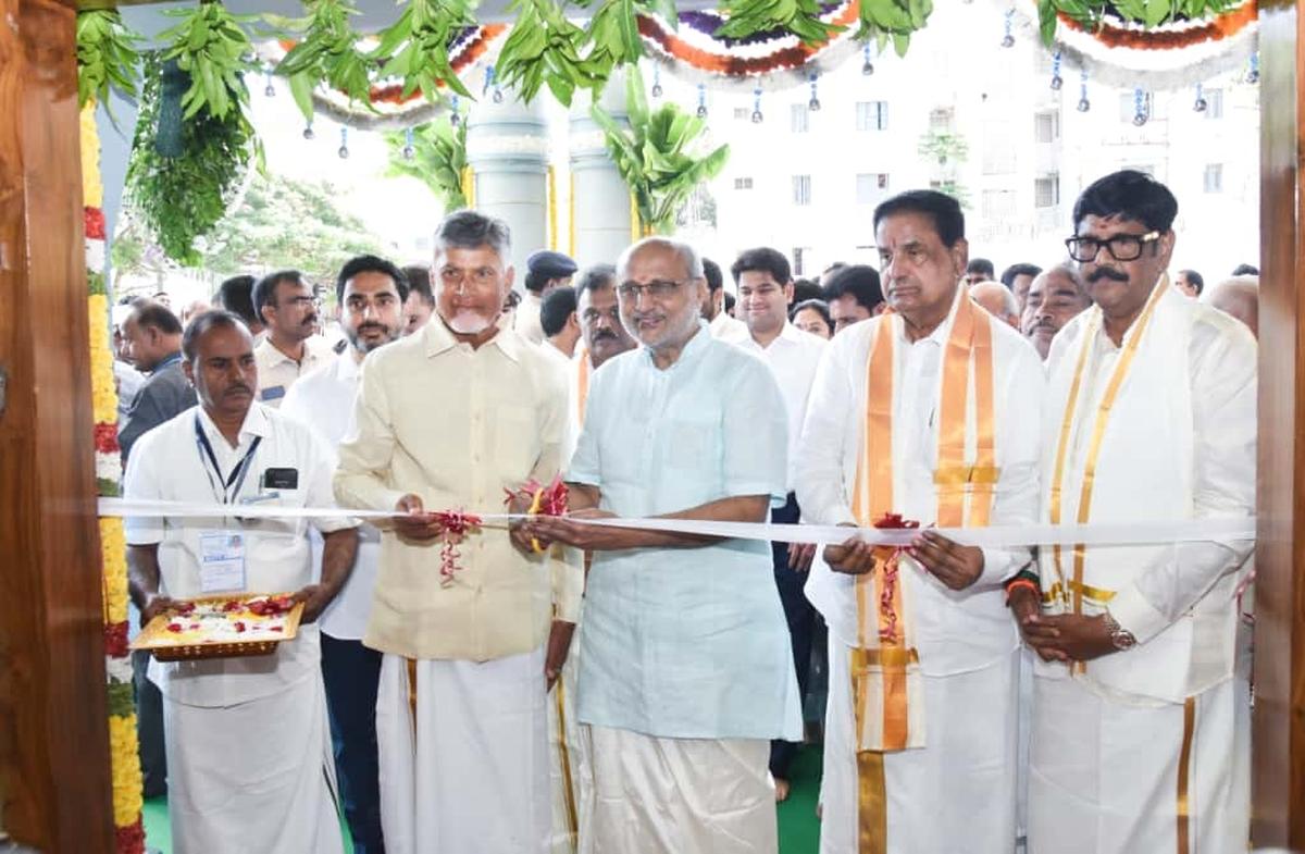 उपराष्ट्रपति सीपी राधाक्रिसनन और मुख्यमंत्री एन। चंद्रबाबू नायडू ने चियर्से पर तिरुमाला में तीर्थयात्री सुविधाओं को जटिल-वी का उद्घाटन किया।