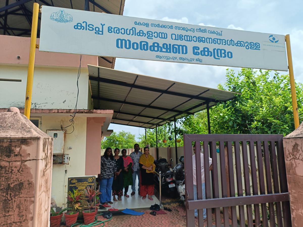 संथावनथेराम ओल्ड-उम्र के घर के लिए अलप्पुझा में बड़े पैमाने पर।