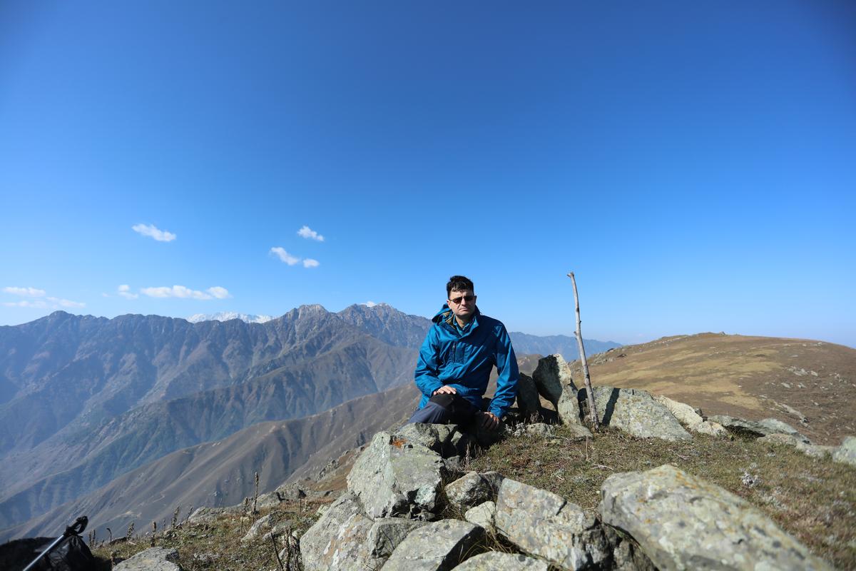 लेखक, महमूद अहमद शाह ने अपने ट्रेक के दौरान कश्मीर में अलग -अलग उच्च रवैया बिंदुओं पर।