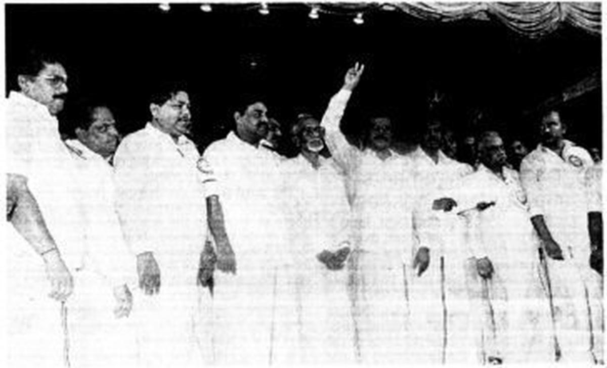 थिरुनवुककरस, जो विद्रोही एआईएडीएमके के 'महासचिव' चुने गए थे, ने जीत का संकेत दिखाया