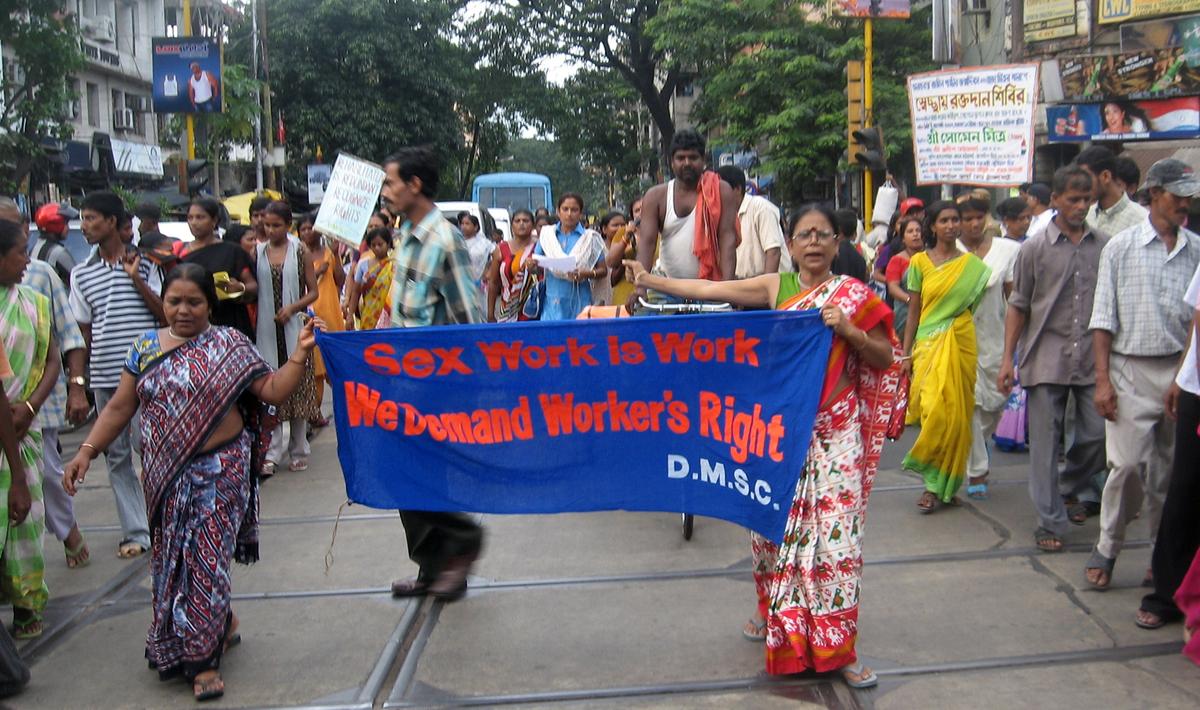 दरबार महिला समनवे समिति की एक रैली उनके अधिकारों को काम के रूप में बताती है।