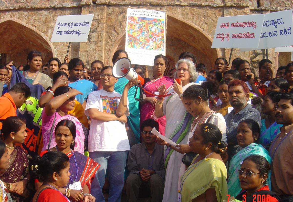 कोलकाता में दरबार महिला समनवे समिति के सेक्स वर्क्स ने 2006 में दिल्ली में संसद में श्रमिकों के अधिकारों की मांग करते हुए अपने आंदोलन को लिया। 