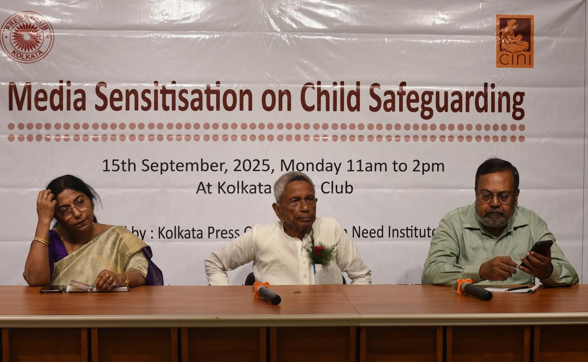 चाइल्ड इन नीड इंस्टीट्यूट के सीईओ डॉ। इंद्रनी भट्टाचार्य और संस्थापक डॉ। समीर चौधुरी, प्रेस क्लब कोलकाता के अध्यक्ष स्नेहिस सुर के साथ, बाल सुरक्षा पर मीडिया संवेदीशोथ पर चर्चा करते हुए।