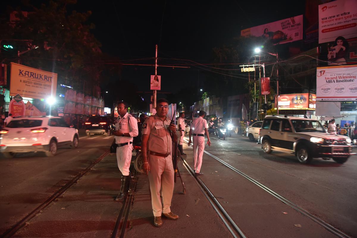 पुलिस अधिकारी भी हैं