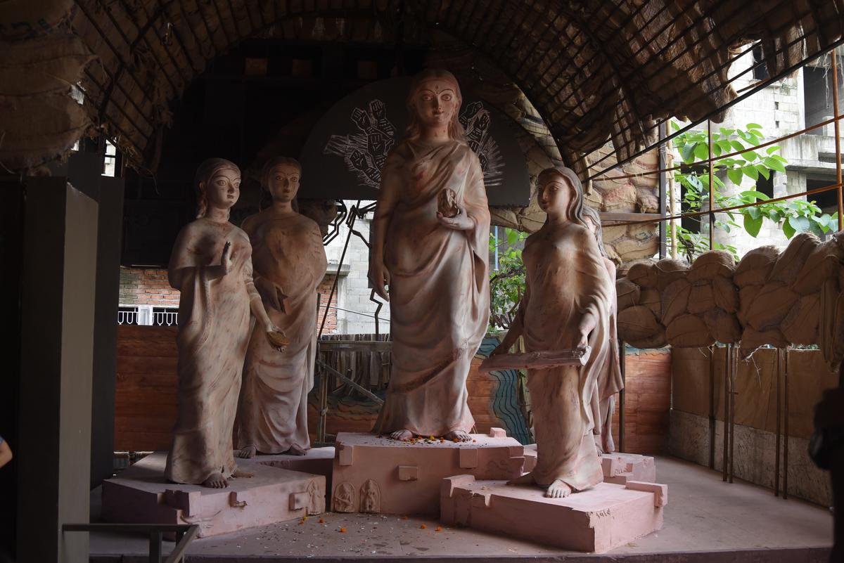 भाला के दोस्तों दुर्गा पूजा ने गाजा में चल रहे मानवीय संकट को दर्शाया, साथ ही बंगाल में 1943 के अकाल के साथ 2025 के लिए अपने विषय के रूप में। 