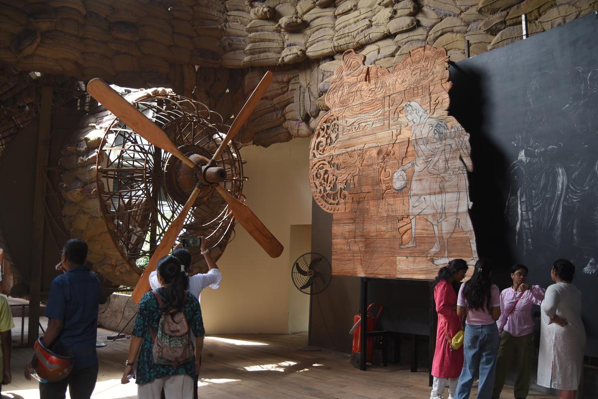 भाला के दोस्तों दुर्गा पूजा ने गाजा में चल रहे मानवीय संकट को दर्शाया, साथ ही बंगाल में 1943 के अकाल के साथ 2025 के लिए अपने विषय के रूप में।