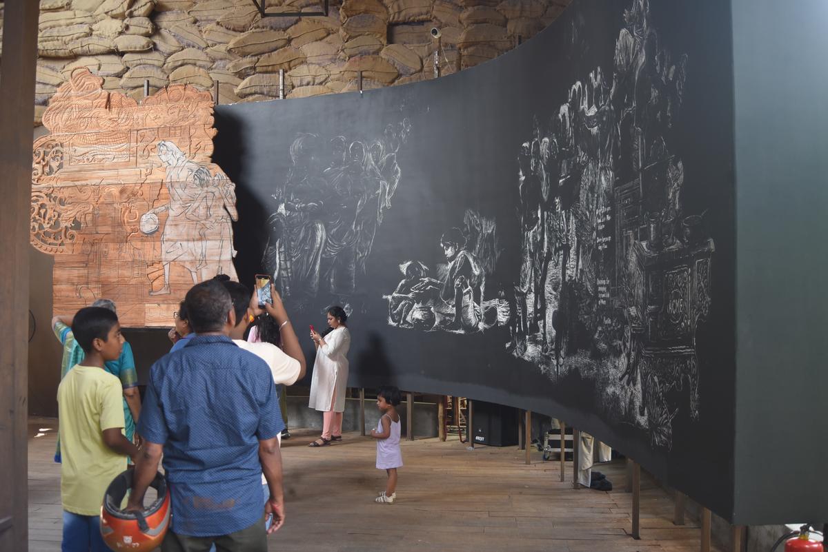 भाला के दोस्तों दुर्गा पूजा ने गाजा में चल रहे मानवीय संकट को दर्शाया, साथ ही बंगाल में 1943 के अकाल के साथ 2025 के लिए अपने विषय के रूप में। 