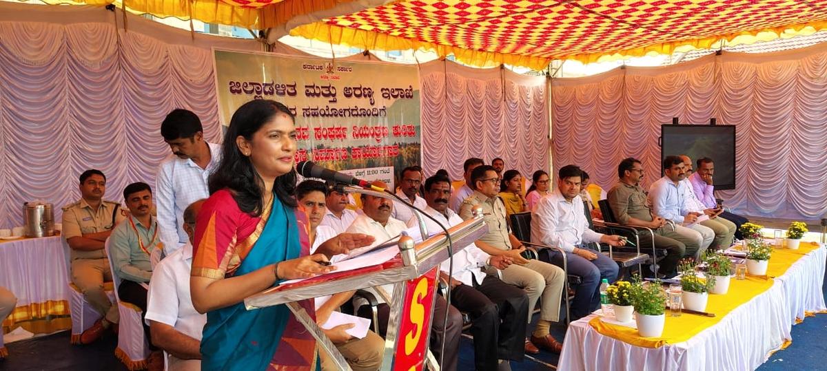 हसन के उपायुक्त केएस लाथकुमारी ने सोमवार को बेलूर तालुक में अरेहल्ली के निवासियों के साथ बातचीत की।