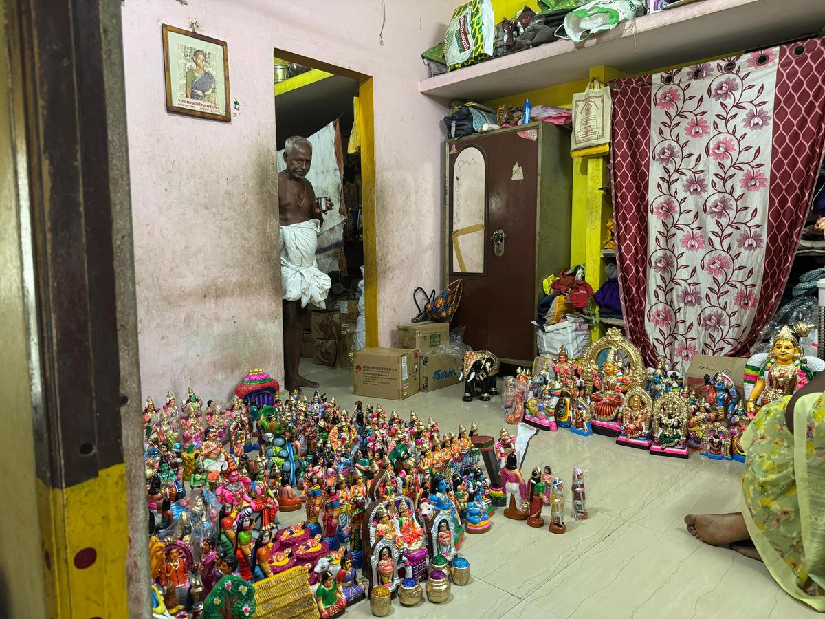 रुकमंगढ़न और उनकी पत्नी वल्ली 42 वर्षों से गुड़िया बनाने के कारोबार में हैं। 