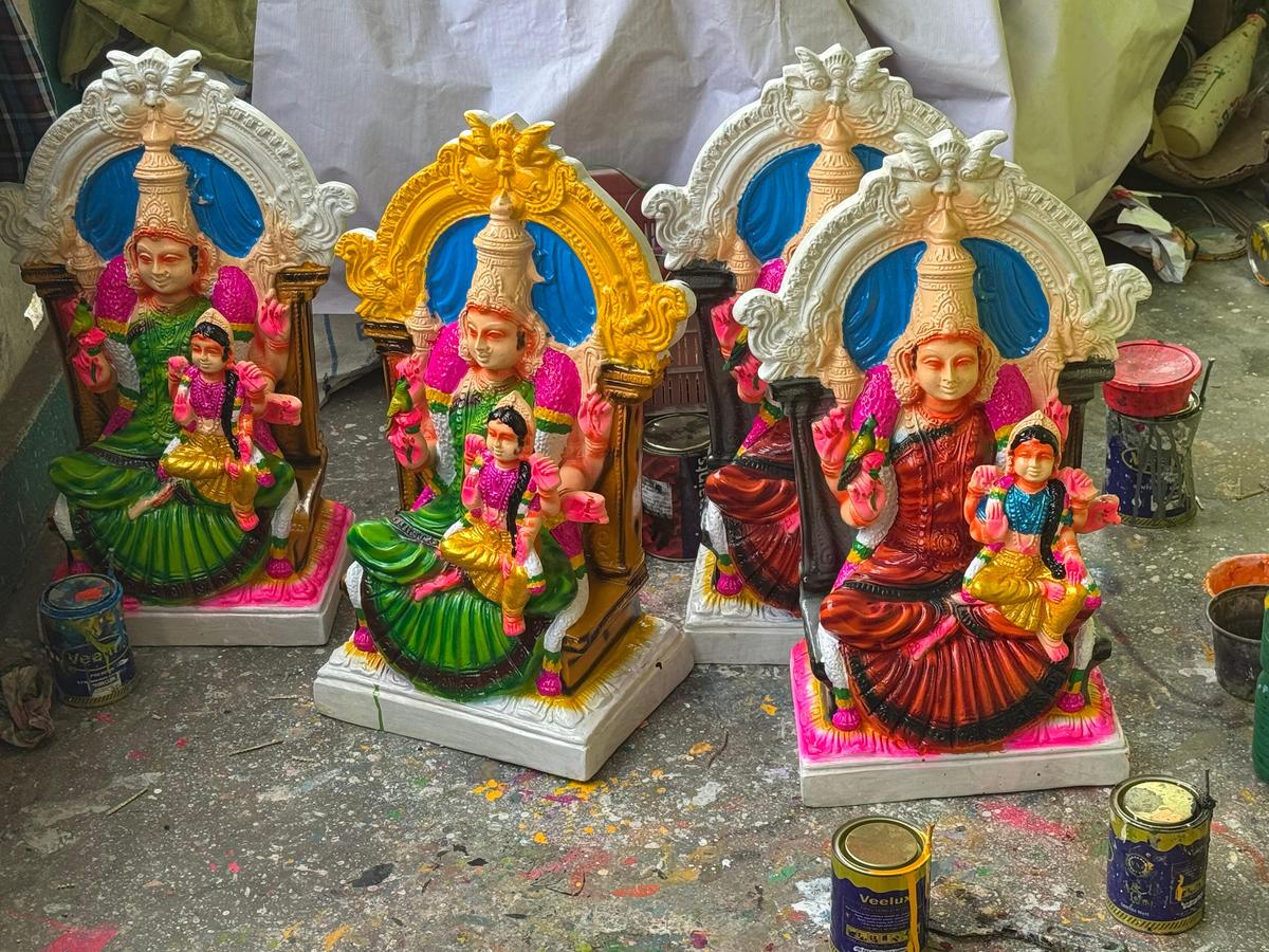 पेंट की प्रारंभिक कोटिंग के बाद सूखने के लिए अधूरी गुड़िया। 