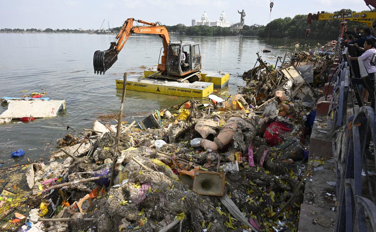रविवार को गणेश की मूर्तियों के विसर्जन के बाद हुसैनसगर से मलबे को हटा दिया गया। रविवार को गणेश की मूर्तियों के विसर्जन के बाद हुसैनसगर से मलबे को हटा दिया गया।