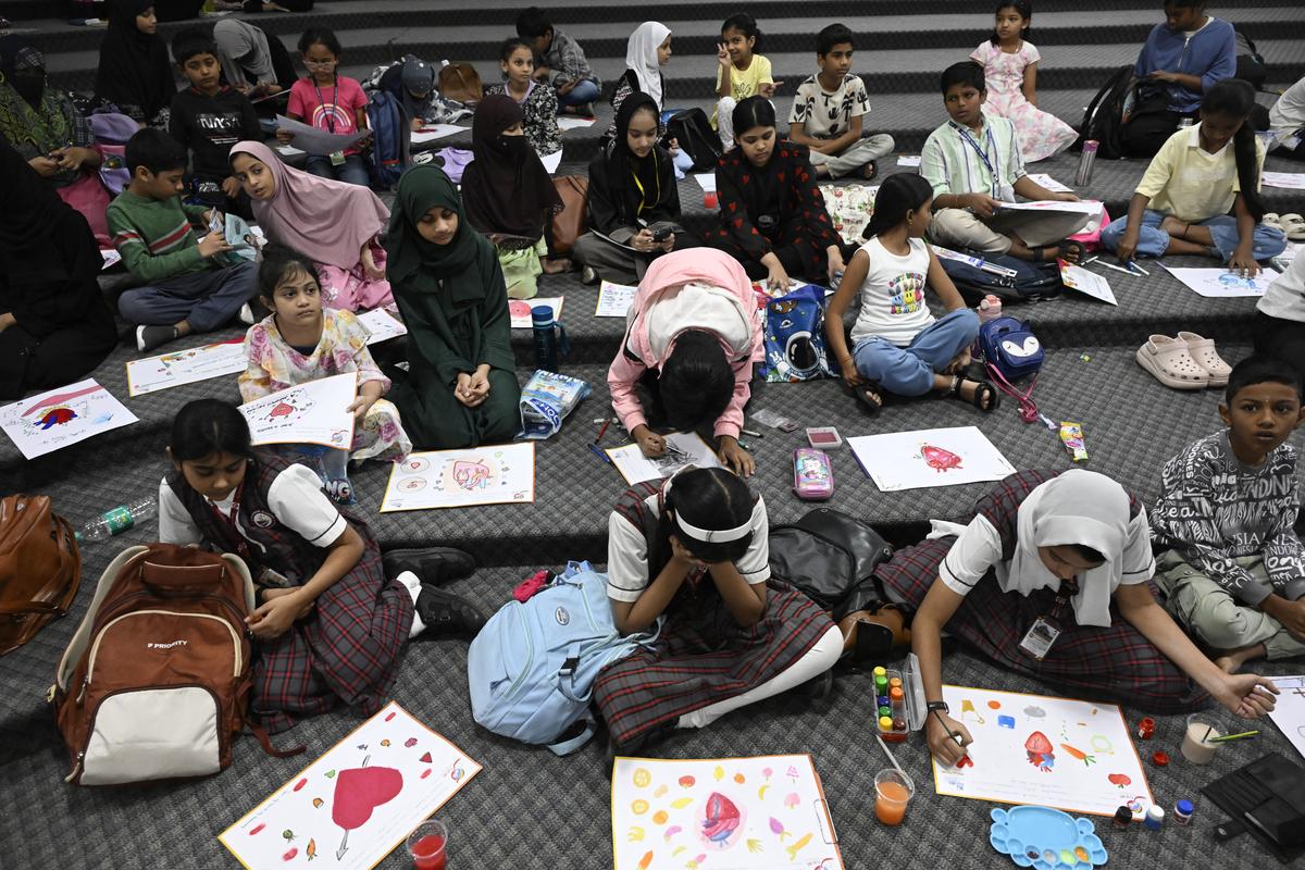 अपोलो हॉस्पिटल्स द्वारा आयोजित पेंटिंग प्रतियोगिता में भाग लेने वाले छात्र, हाइड्रॉबलर में सोमवार को हाइड्रॉबलर में अपोलो इंस्टीट्यूट ऑफ मेडिकल साइंसेज एंड रिसर्च में स्कूल में हिंदू के सहयोग से। अपोलो हॉस्पिटल्स द्वारा आयोजित पेंटिंग प्रतियोगिता में भाग लेने वाले छात्र, हाइड्रॉबलर में सोमवार को हाइड्रॉबलर में अपोलो इंस्टीट्यूट ऑफ मेडिकल साइंसेज एंड रिसर्च में स्कूल में हिंदू के सहयोग से।