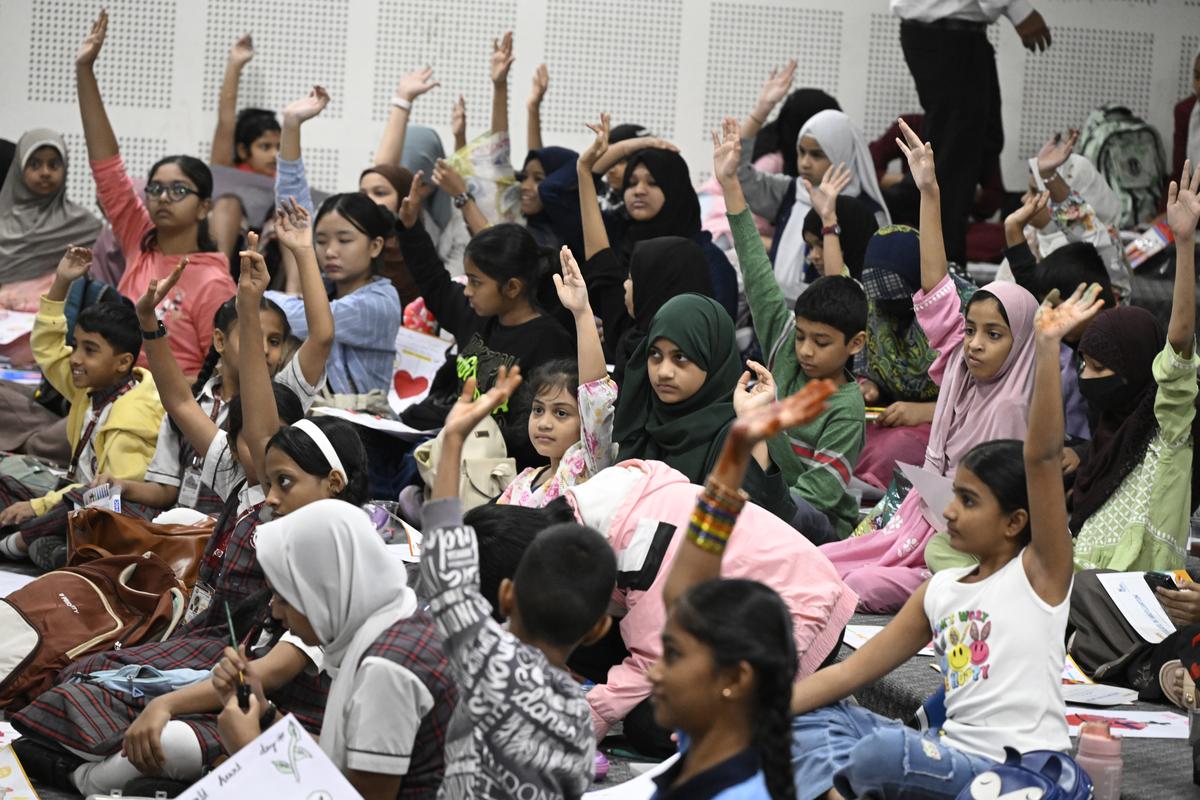 ट्विन शहरों में विभिन्न स्कूलों के छात्र अपोलो अस्पतालों द्वारा आयोजित पेंटिंग प्रतियोगिता में भाग लेते हैं, सोमवार को हैदराबाद में अपोलो इंस्टीट्यूट ऑफ मेडिकल साइंस और रिसर्च ओ ऑक्जिनेशन ऑफ वर्ल्ड हार्ट डे में स्कूल में हिंदू के साथ संग्रह में। ट्विन शहरों में विभिन्न स्कूलों के छात्र अपोलो अस्पतालों द्वारा आयोजित पेंटिंग प्रतियोगिता में भाग लेते हैं, सोमवार को हैदराबाद में अपोलो इंस्टीट्यूट ऑफ मेडिकल साइंस और रिसर्च ओ ऑक्जिनेशन ऑफ वर्ल्ड हार्ट डे में स्कूल में हिंदू के साथ संग्रह में।