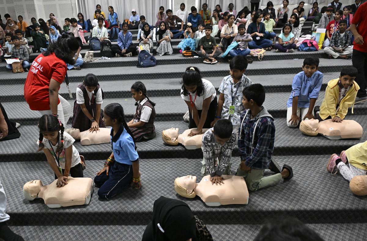 स्कूली बच्चों को सोमवार को हैदराबाद के अपोलो अस्पतालों में वर्ल्ड हार्ट दिवस के कारण सीपीआर प्रशिक्षण दिया जा रहा है। स्कूली बच्चों को सोमवार को हैदराबाद के अपोलो अस्पतालों में वर्ल्ड हार्ट दिवस के कारण सीपीआर प्रशिक्षण दिया जा रहा है।