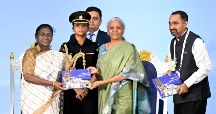 भारत के राष्ट्रपति द्रौपदी मुरमू, केंद्रीय वित्त मंत्री निर्मला सिटरामन और एन। कामकोडी, सिटी यूनियन बैंक के प्रबंध निदेशक और मुख्य कार्यकारी अधिकारी, 2 सितंबर, 2025 को चेन्नई में सिटी यूनियन बैंक समारोह के 'कावेरी के बैंक' के रूप में पुस्तक जारी करते हुए, 2 सितंबर, 2025 सितंबर, 2025 सितंबर, 2025 को चेन्नई में चेन्नई में।