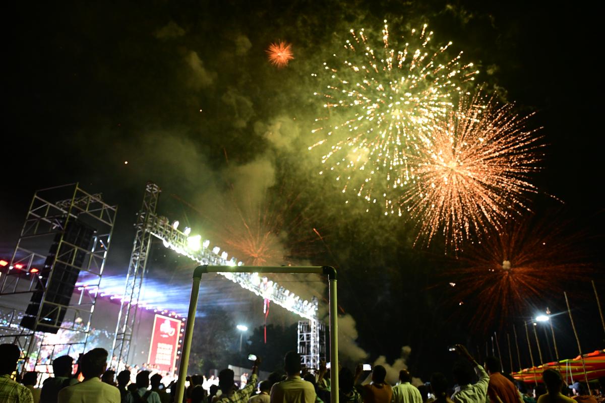 सोमवार को कृष्णा नदी के तट पर पुनामि घाट में विजयवाड़ा उदय के उद्घाटन के हिस्से के रूप में एक पटाखा शो का आयोजन किया गया था।