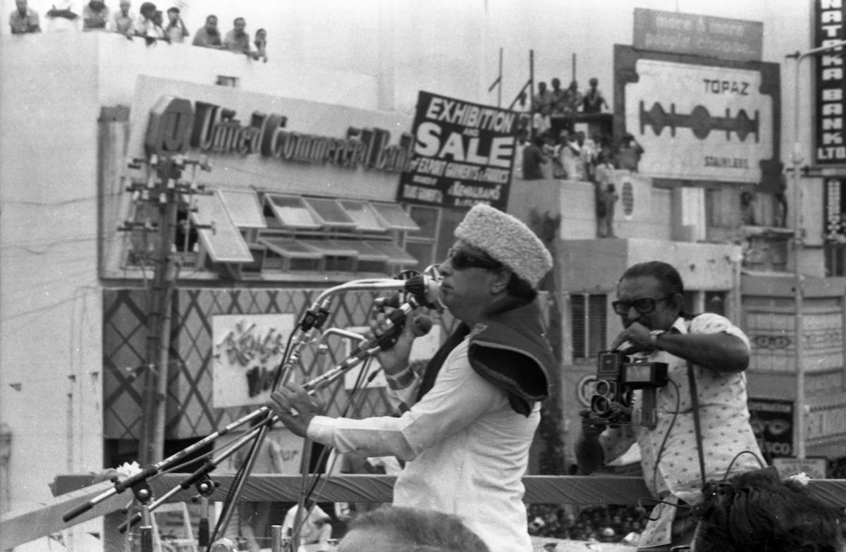 एमजी रामचंद्रन, तत्कालीन तमिलनाडु के मुख्यमंत्री, मद्रास में अन्ना सलाई में एक गले लगाते हुए, शपथ ग्रहण के बाद- 30 जून, 1977 को समारोह में एमजी रामचंद्रन, तत्कालीन तमिलनाडु के मुख्यमंत्री, मद्रास में अन्ना सलाई में एक गले लगाते हुए, शपथ ग्रहण के बाद- 30 जून, 1977 को समारोह में